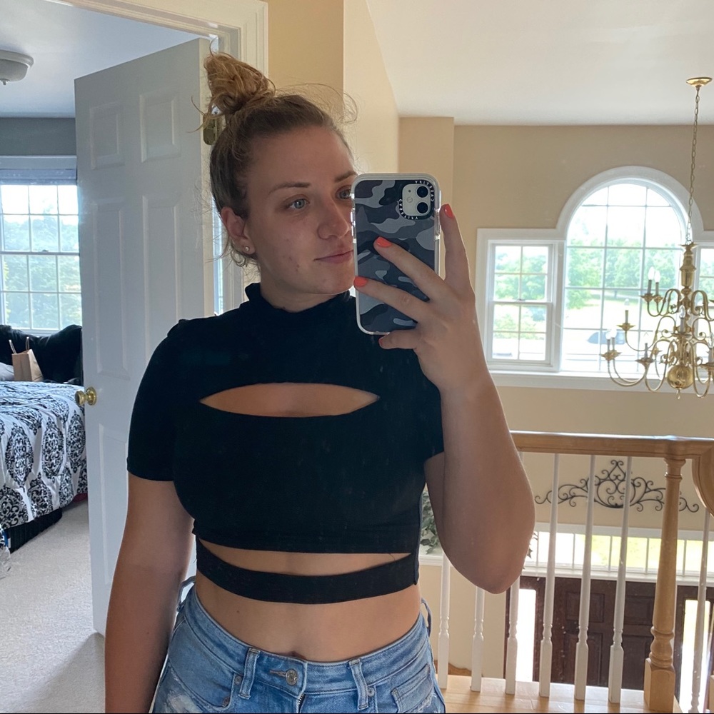 ‼️SOLD‼️Black cut out crop top